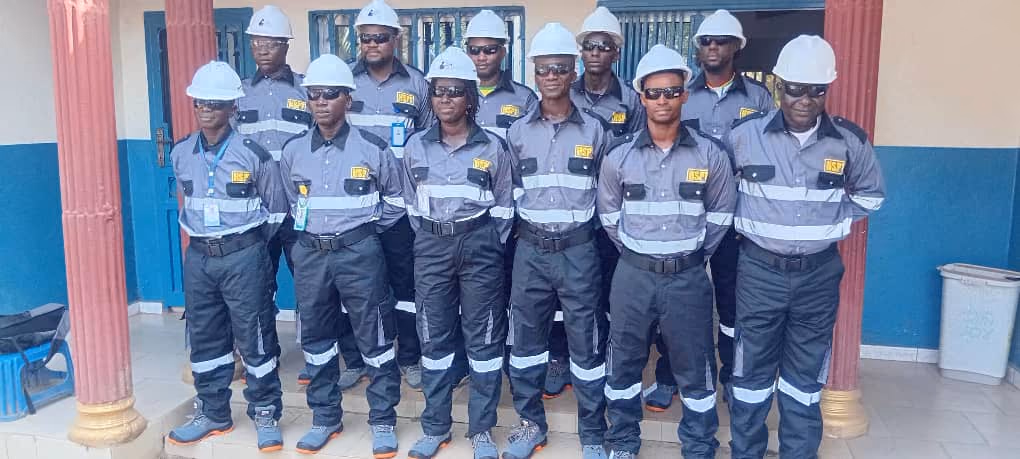 Agents de sécurité GROUPE HSPT en uniforme et casque