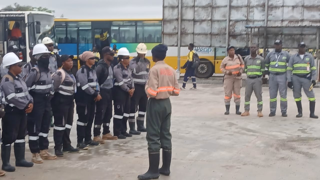Agents GROUPE HSPT en tenue de chantier écoutant un responsable