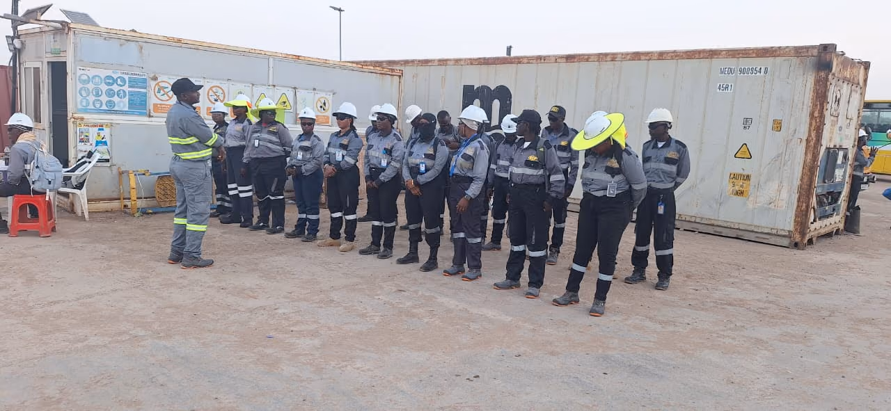 Briefing sécurité matinal des agents GROUPE HSPT sur site