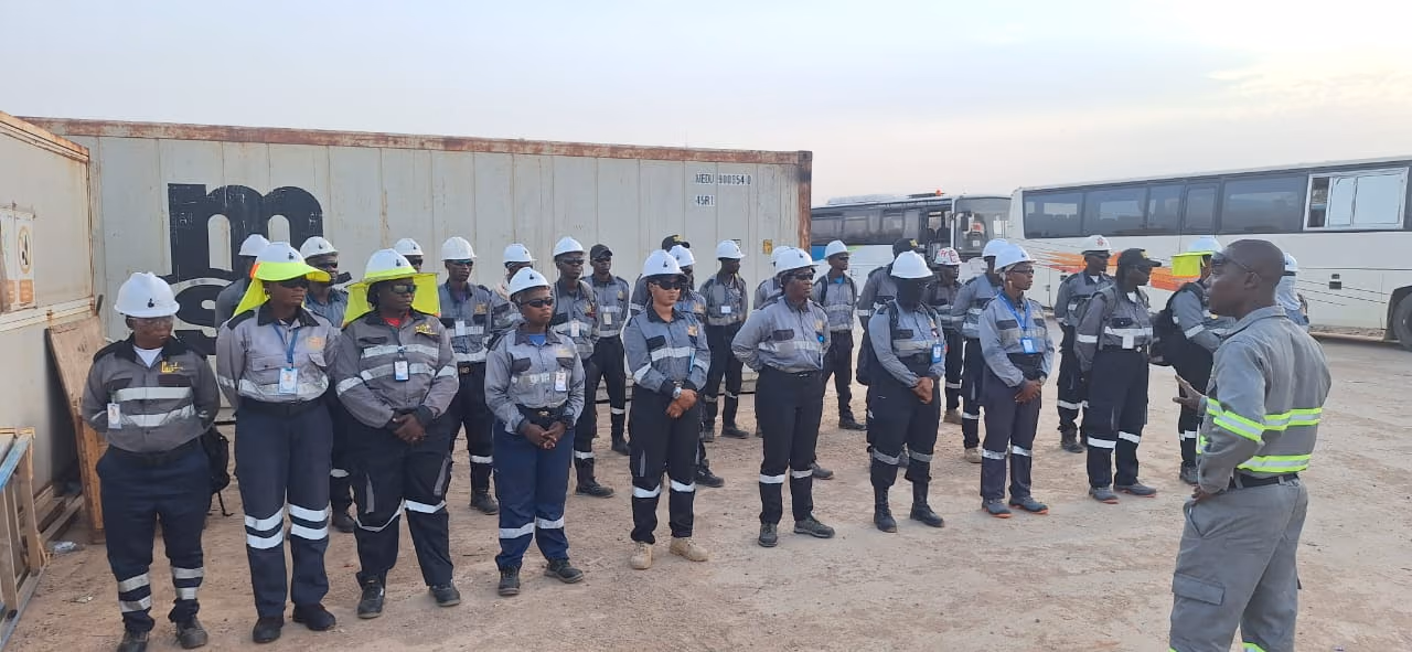 Superviseur GROUPE HSPT s’adressant aux agents lors du briefing