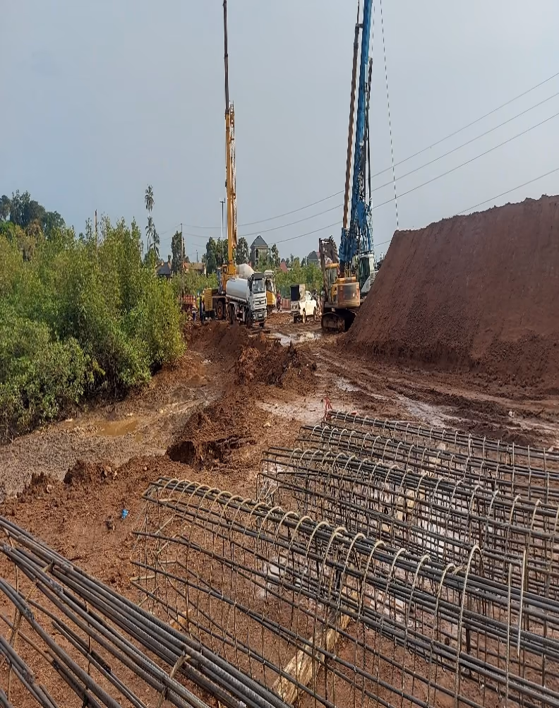 Chantier de pont en construction avec foreuses et armatures