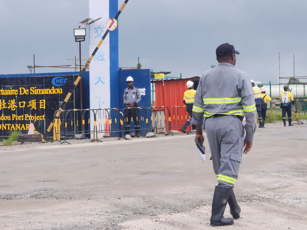 Superviseur GROUPE HSPT au poste d’accès du chantier portuaire