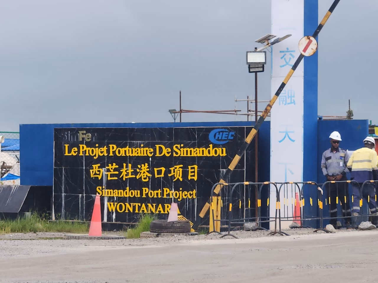 Entrée du chantier du projet portuaire de Simandou à Wontanara
