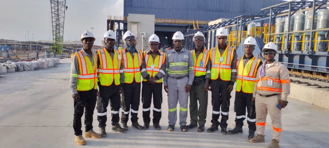Agents GROUPE HSPT en gilets haute visibilité sur une installation industrielle