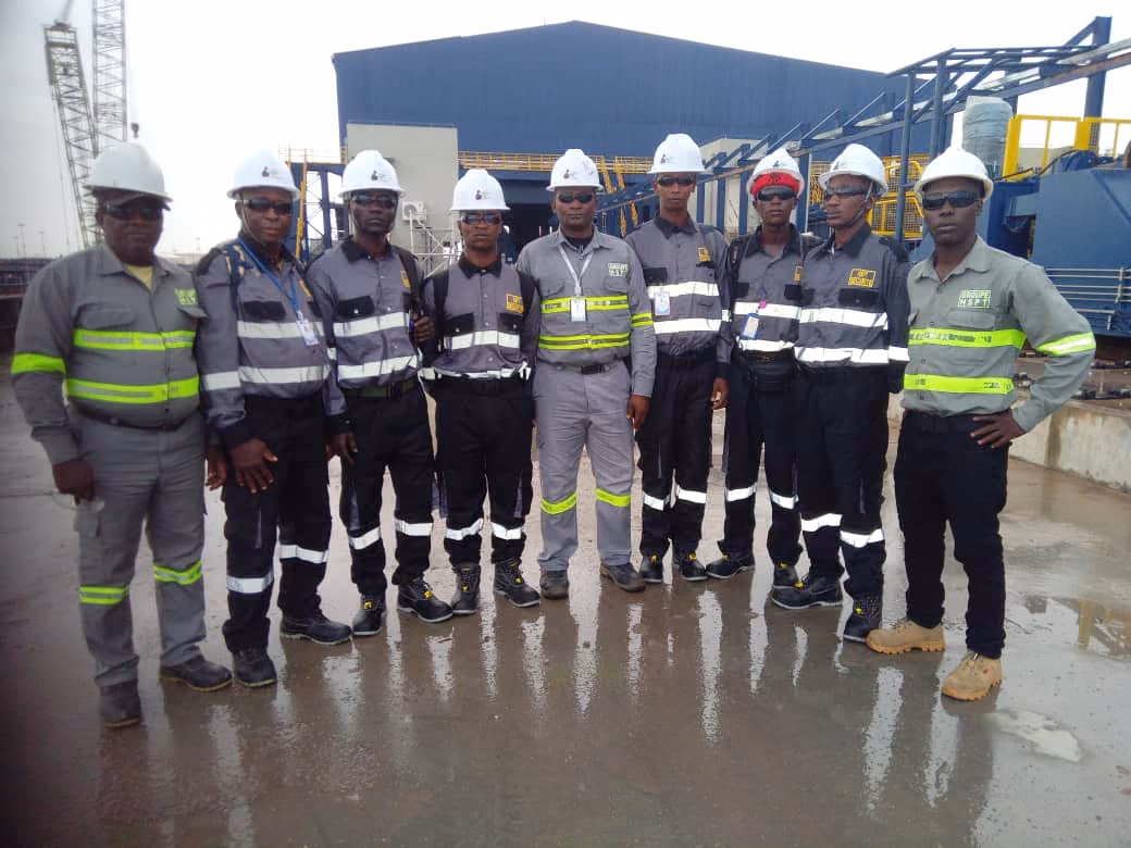 Équipe GROUPE HSPT casquée sur un site industriel