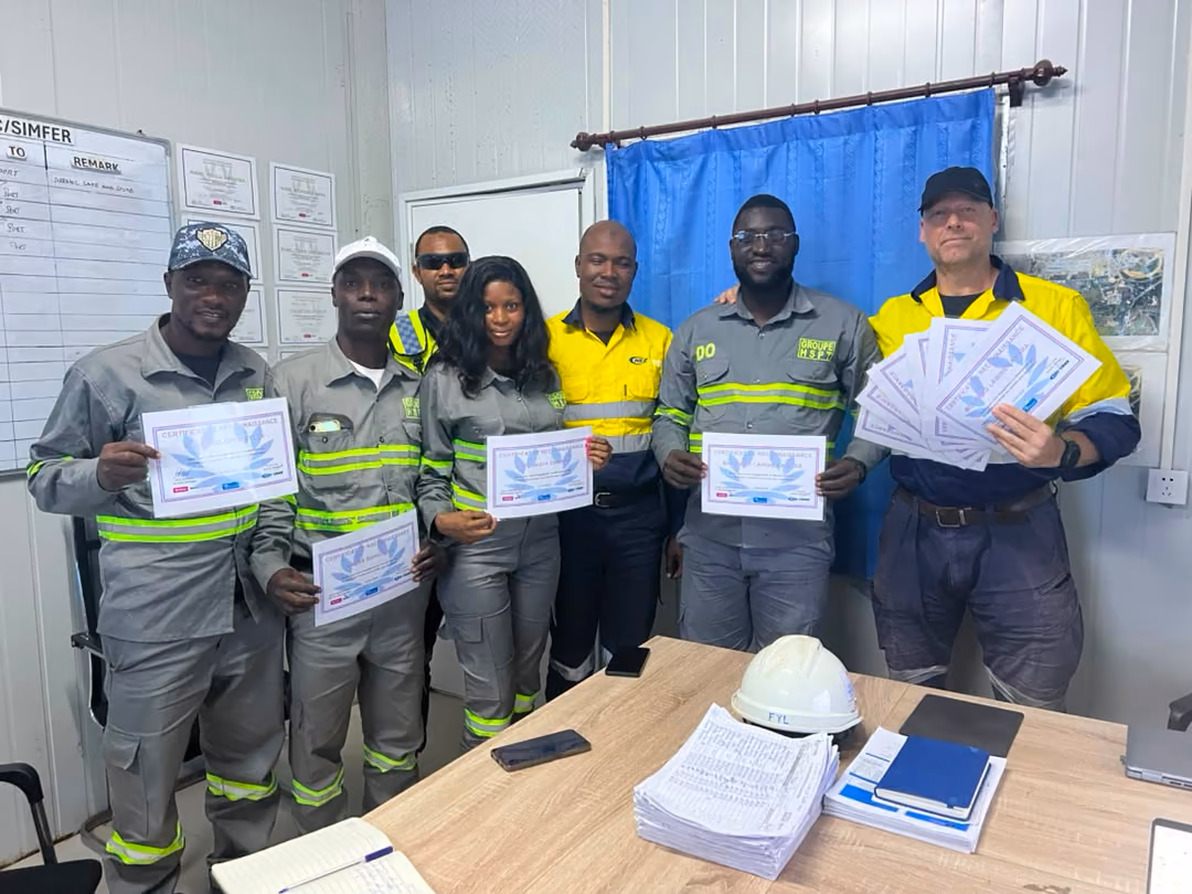 Participants présentant leurs attestations sur une photographie de groupe
