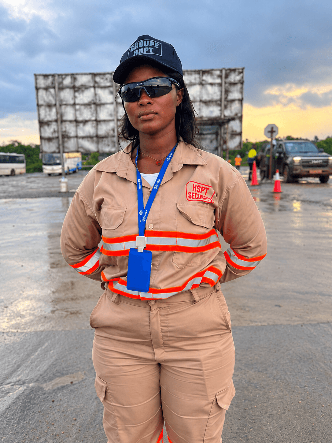 Portrait de M’mah Youla, contrôleuse de GROUPE HSPT, en tenue sur le terrain